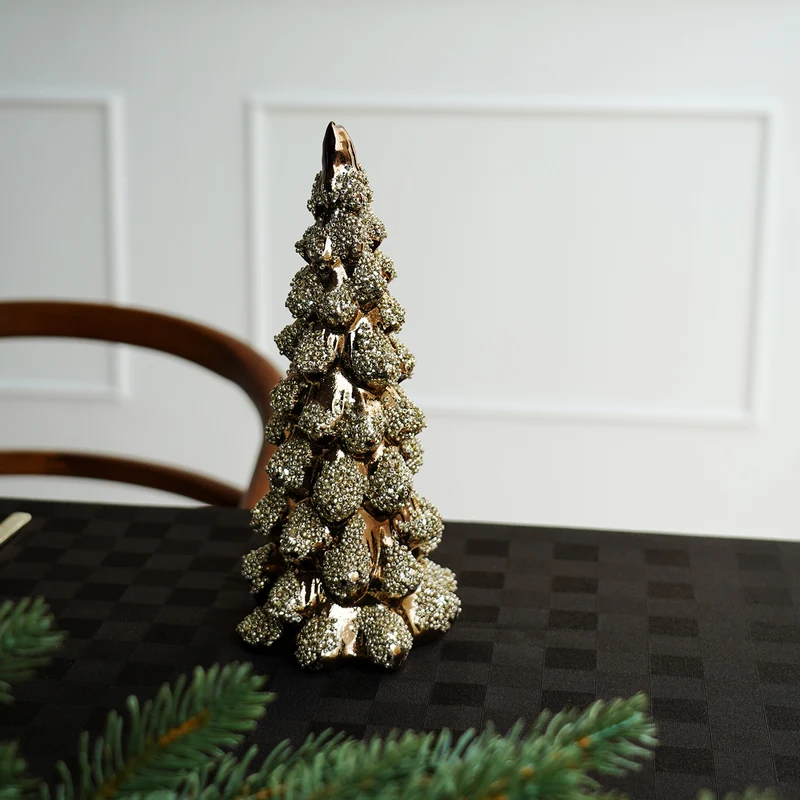 Dekorativer Weihnachtsbaum mit Perlen