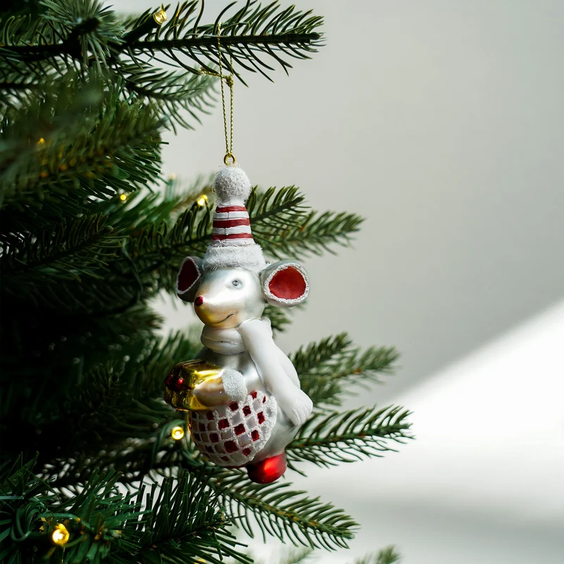 Maus mit Geschenk Weihnachtsanhänger