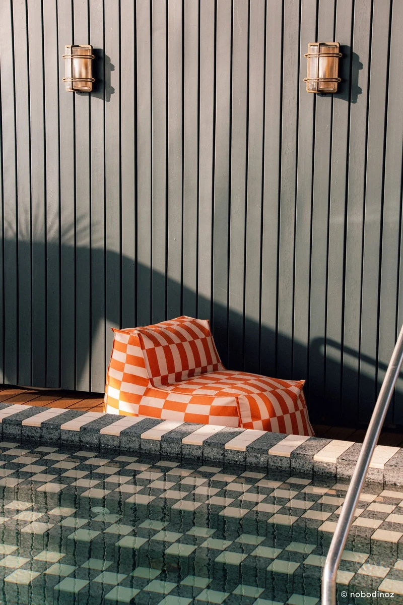 Pouf long d'extérieur en tissu déperlant à carreaux rouge et rose 70 x 110 x 62 cm Matteo - Nobodinoz