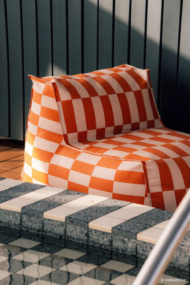 Pouf long d'extérieur en tissu déperlant à carreaux rouge et rose 70 x 110 x 62 cm Matteo - Nobodinoz