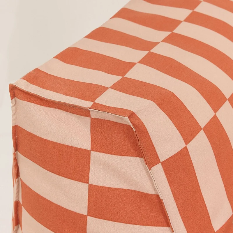 Pouf long d'extérieur en tissu déperlant à carreaux rouge et rose 70 x 110 x 62 cm Matteo - Nobodinoz