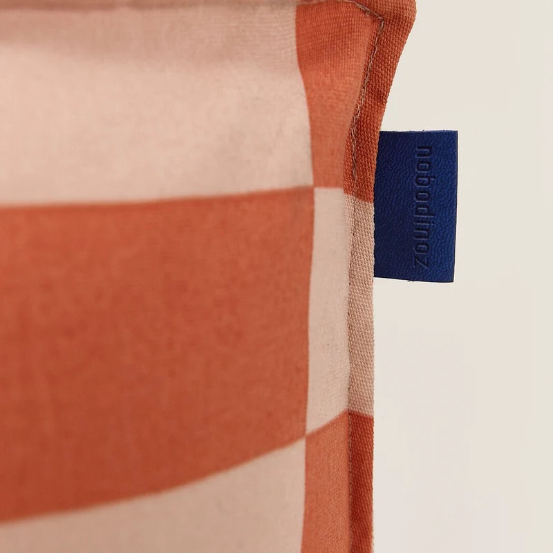 Pouf long d'extérieur en tissu déperlant à carreaux rouge et rose 70 x 110 x 62 cm Matteo - Nobodinoz
