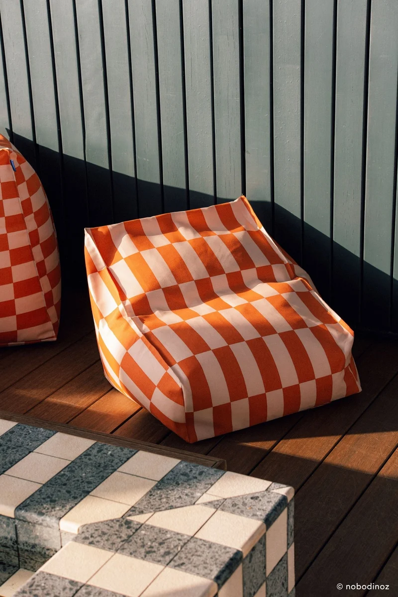 Pouf d'extérieur pour enfant en tissu déperlant à carreaux rouge et rose 68 x 40 x 60 cm Vibes - Nobodinoz