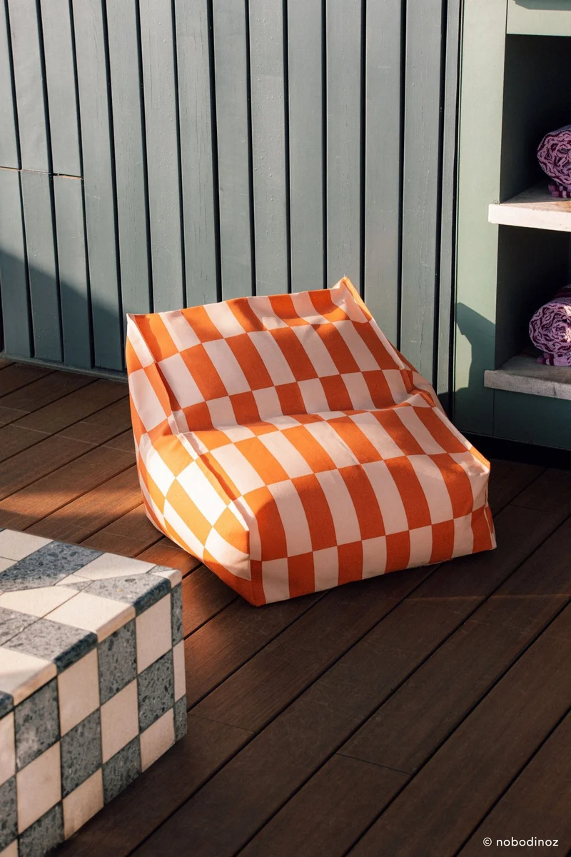 Pouf d'extérieur pour enfant en tissu déperlant à carreaux rouge et rose 68 x 40 x 60 cm Vibes - Nobodinoz