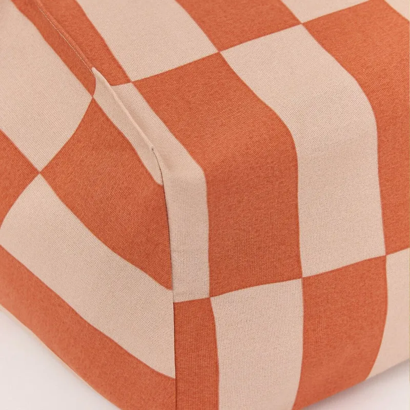 Pouf d'extérieur pour enfant en tissu déperlant à carreaux rouge et rose 68 x 40 x 60 cm Vibes - Nobodinoz