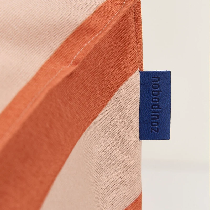 Pouf d'extérieur pour enfant en tissu déperlant à carreaux rouge et rose 68 x 40 x 60 cm Vibes - Nobodinoz
