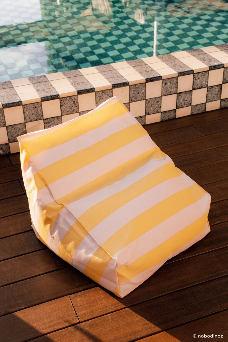 Pouf d'extérieur pour enfant en tissu déperlant à rayures jaune et rose 68 x 40 x 60 cm Vibes - Nobodinoz