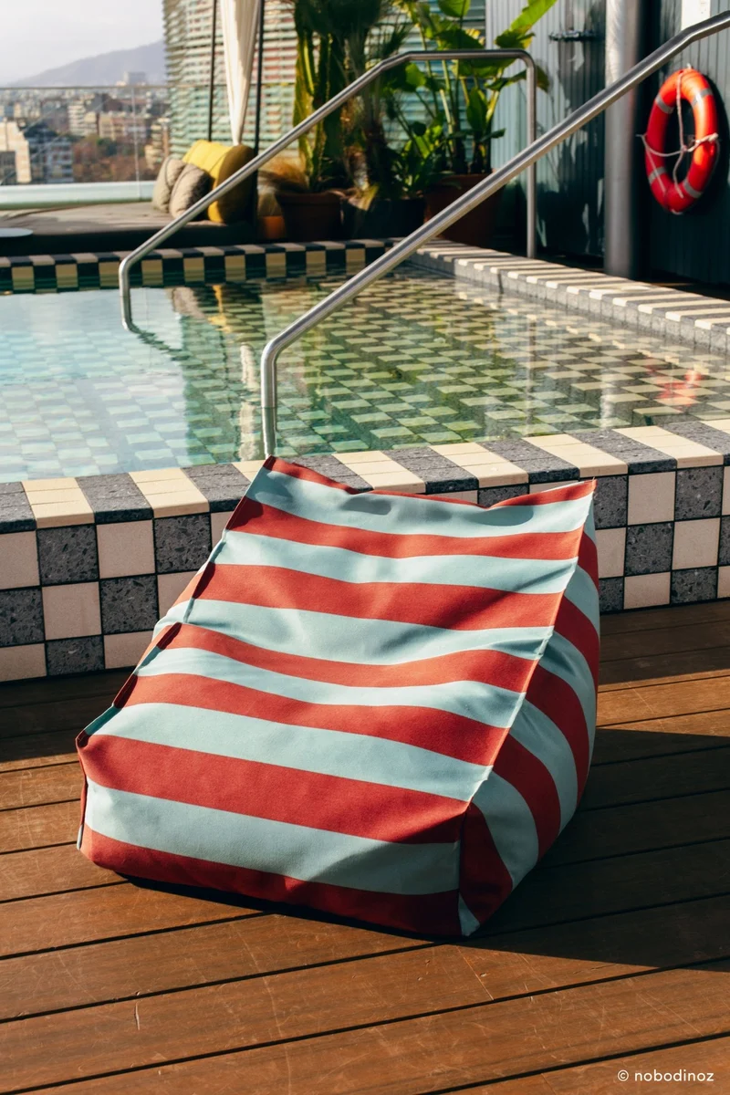 Pouf d'extérieur pour enfant en tissu déperlant à rayures bleu et rouge 68 x 40 x 60 cm Vibes - Nobodinoz