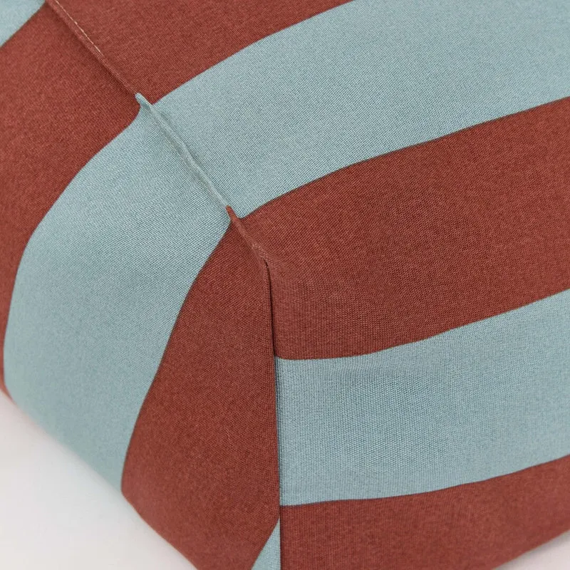Pouf d'extérieur pour enfant en tissu déperlant à rayures bleu et rouge 68 x 40 x 60 cm Vibes - Nobodinoz