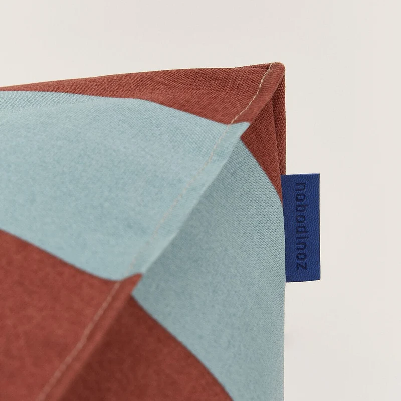 Pouf d'extérieur pour enfant en tissu déperlant à rayures bleu et rouge 68 x 40 x 60 cm Vibes - Nobodinoz