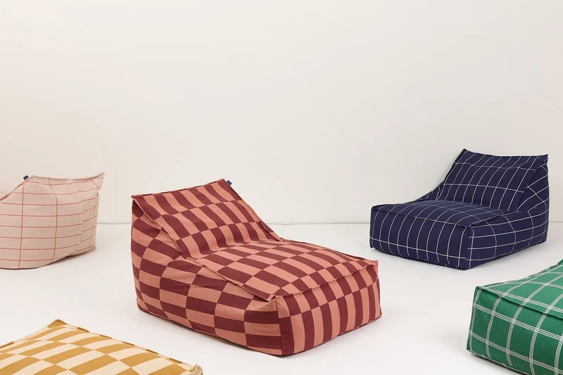 Fauteuil pouf en coton bio à carreaux rouge et rose 70 x 105 x 57 cm Vibes - Nobodinoz