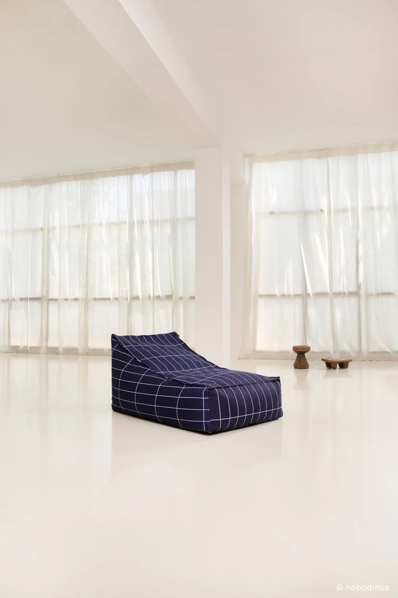 Fauteuil pouf en coton bio à carreaux bleu marine et blanc 70 x 105 x 57 cm Vibes - Nobodinoz