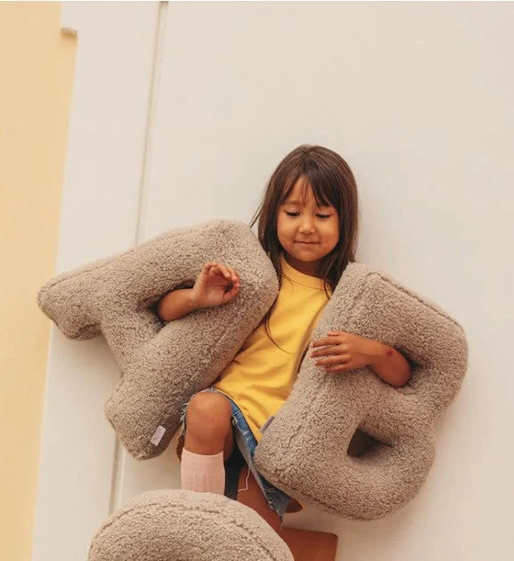 Betty's Home Buchstabenkissen K Mocha Bouclé