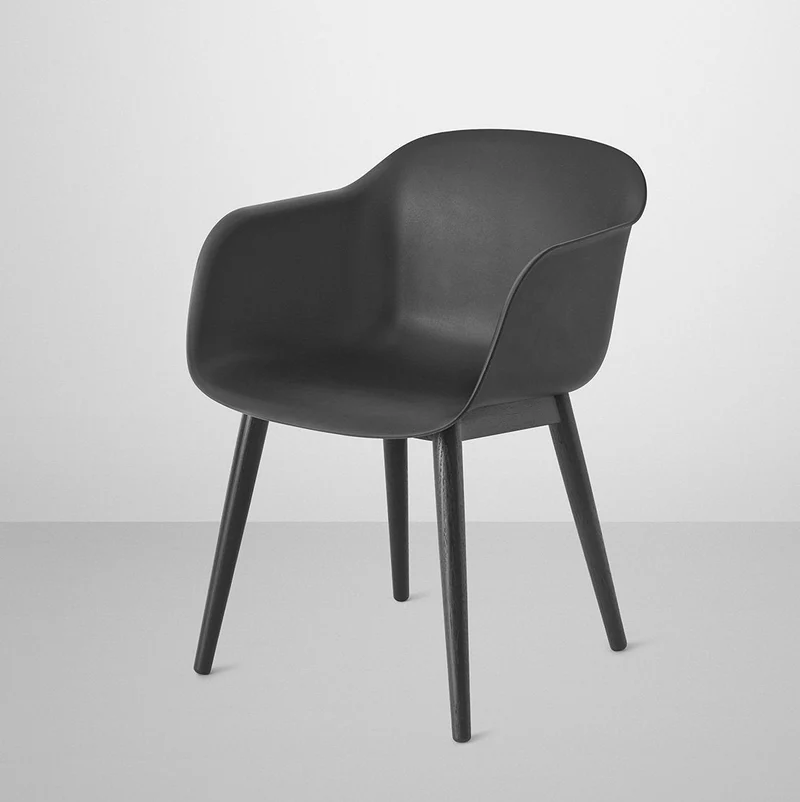 Chaise noire piétement en bois chêne Fiber - Muuto