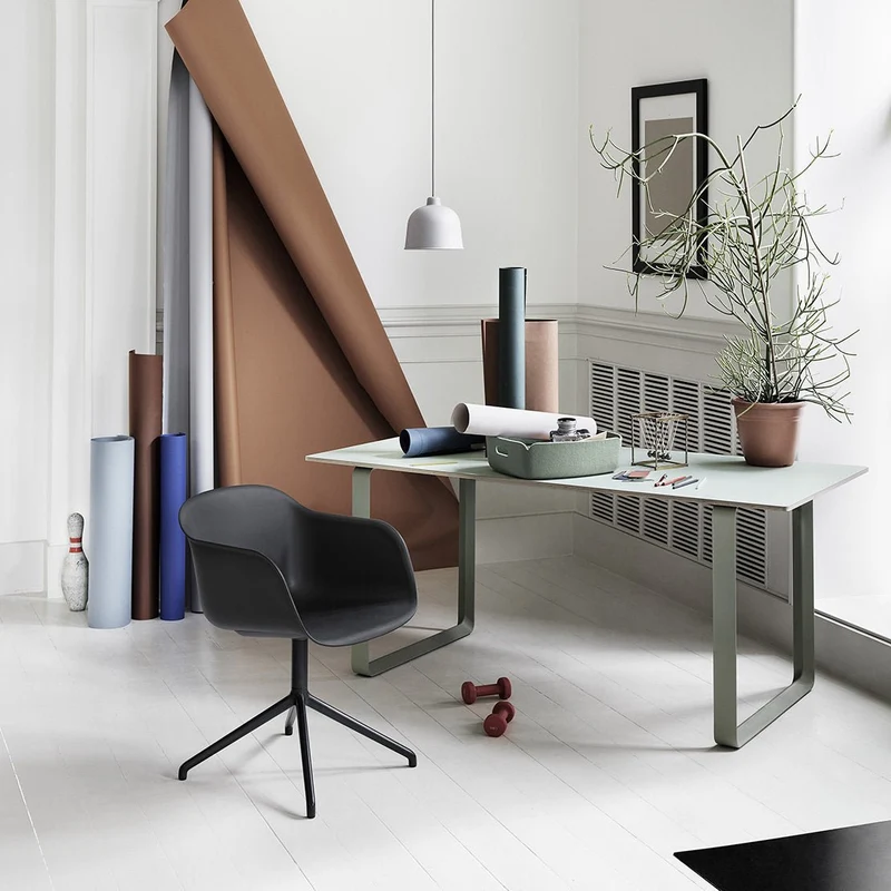 Fauteuil cognac piétement pivot et assise cuir Fiber - Muuto
