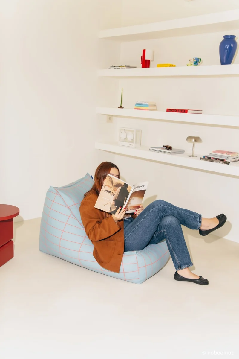 Pouf en coton bio bleu clair et rouge 70 x 105 x 57 cm Vibes - Nobodinoz