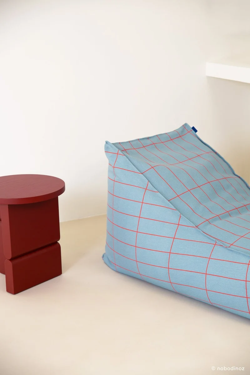 Pouf en coton bio bleu clair et rouge 70 x 105 x 57 cm Vibes - Nobodinoz