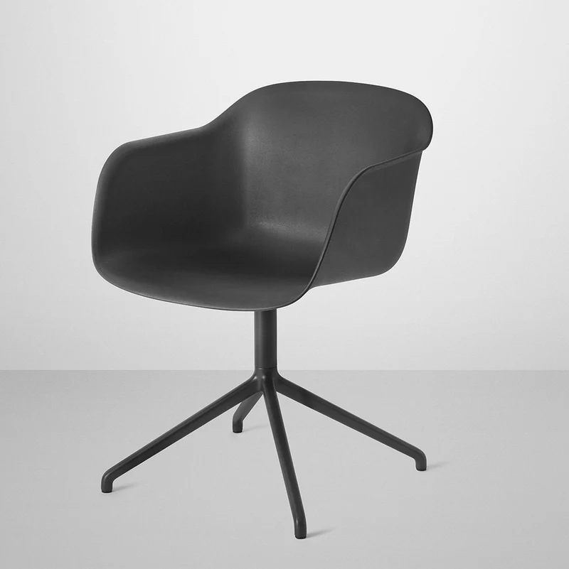 Fauteuil noir piétement pivot Fiber - Muuto