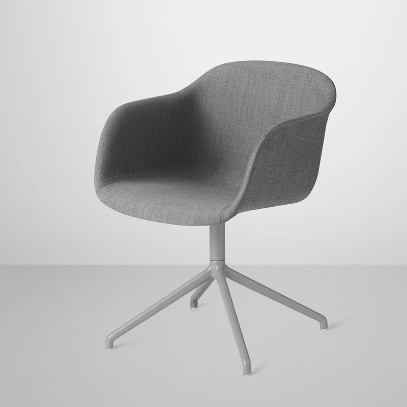 Fauteuil gris piétement pivot et assise textile Fiber - Muuto