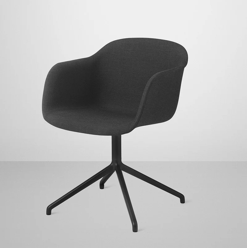 Fauteuil noir piétement pivot et assise textile Fiber - Muuto
