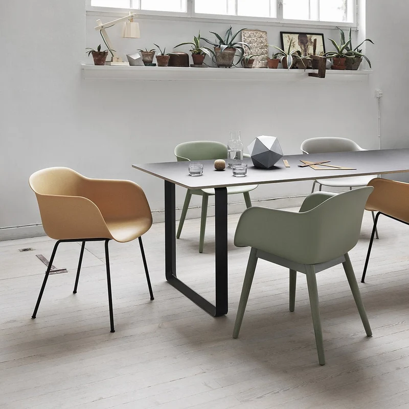 Fauteuil gris piétement tubes Fiber - Muuto