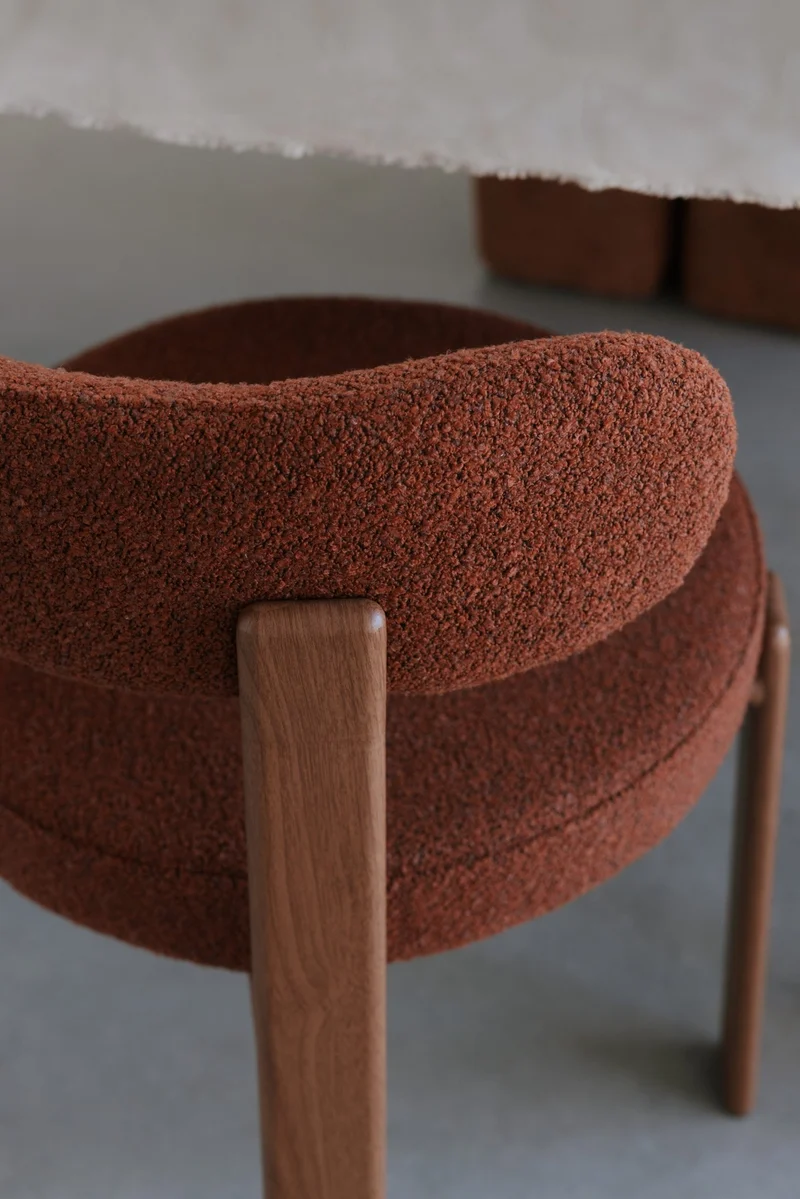 Chaise en tissu bouclette marron et métal marron Sora - The Cool Republic