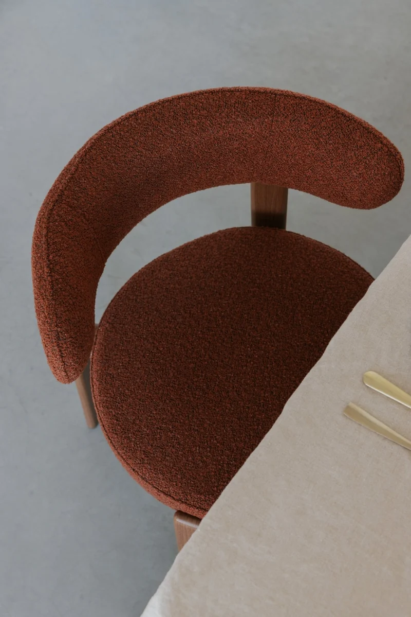 Chaise en tissu bouclette marron et métal marron Sora - The Cool Republic