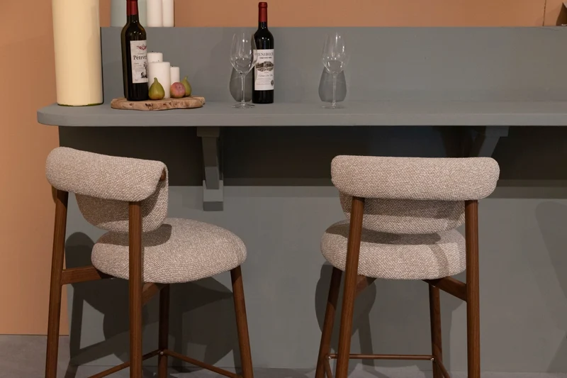 Chaise de bar en tissu beige et métal marron 65cm Léo - The Cool Republic