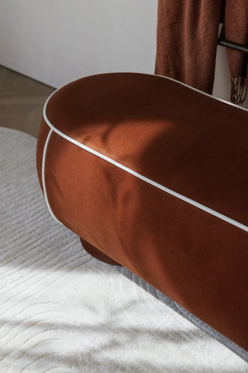 Banc ovale rétro en tissu rouge 121x44cm Luma - The Cool Republic
