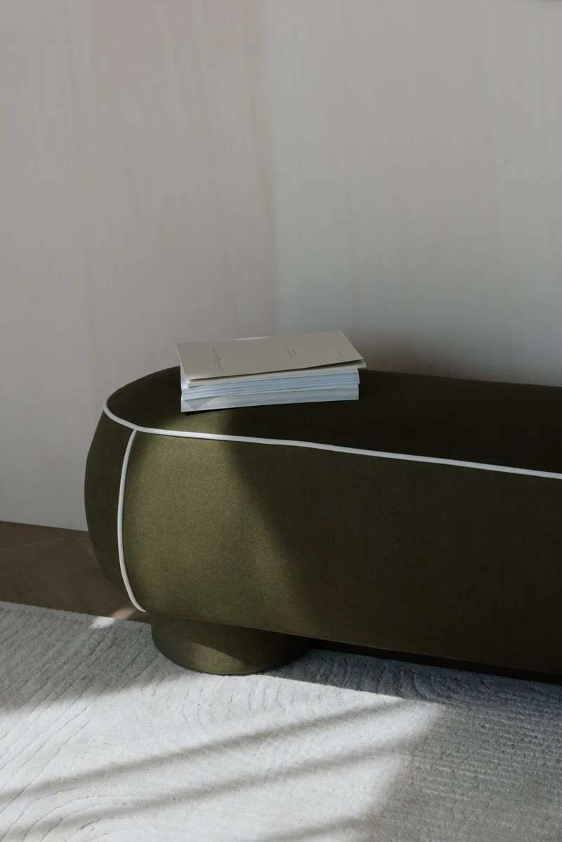 Banc ovale rétro en tissu vert 121x44cm Luma - The Cool Republic