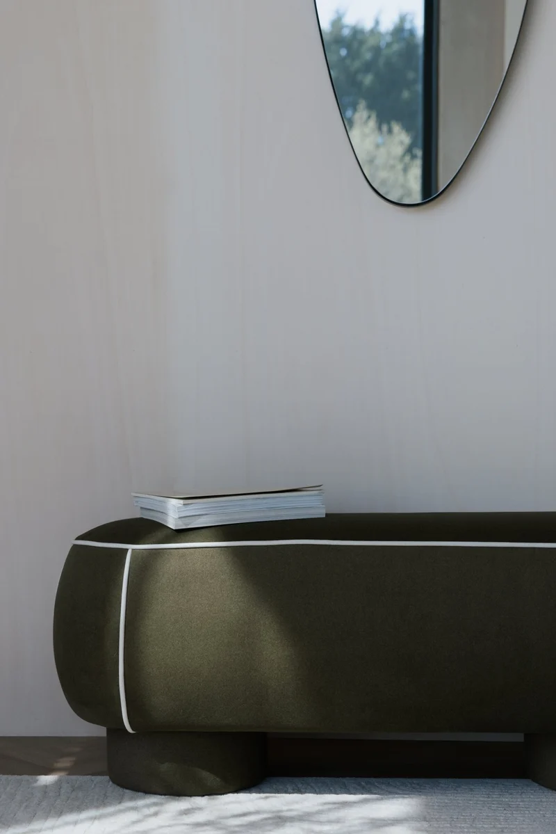Banc ovale rétro en tissu vert 121x44cm Luma - The Cool Republic