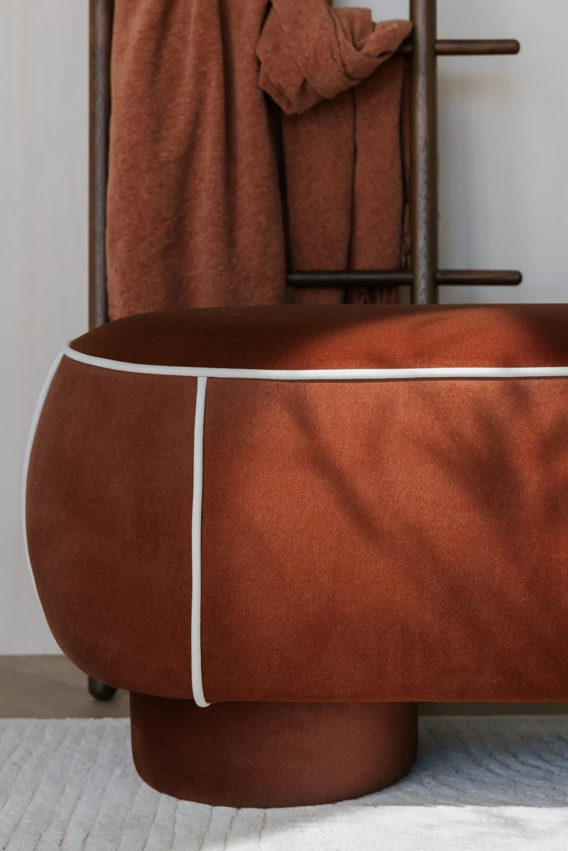 Banc ovale rétro en tissu rouge 77,5x45,5cm Luma - The Cool Republic