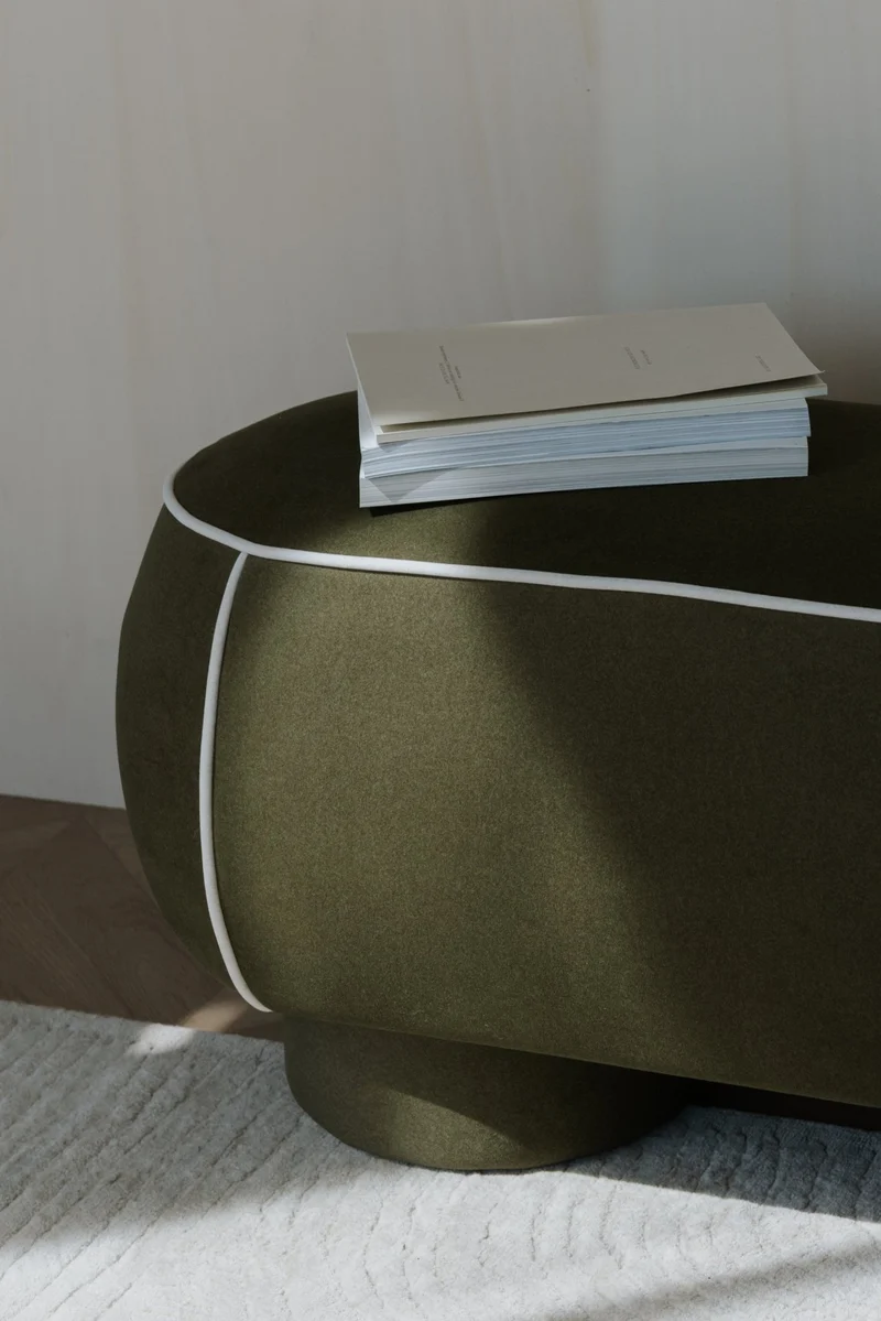 Banc ovale rétro en tissu blanc 77,5x45,5cm Luma - The Cool Republic