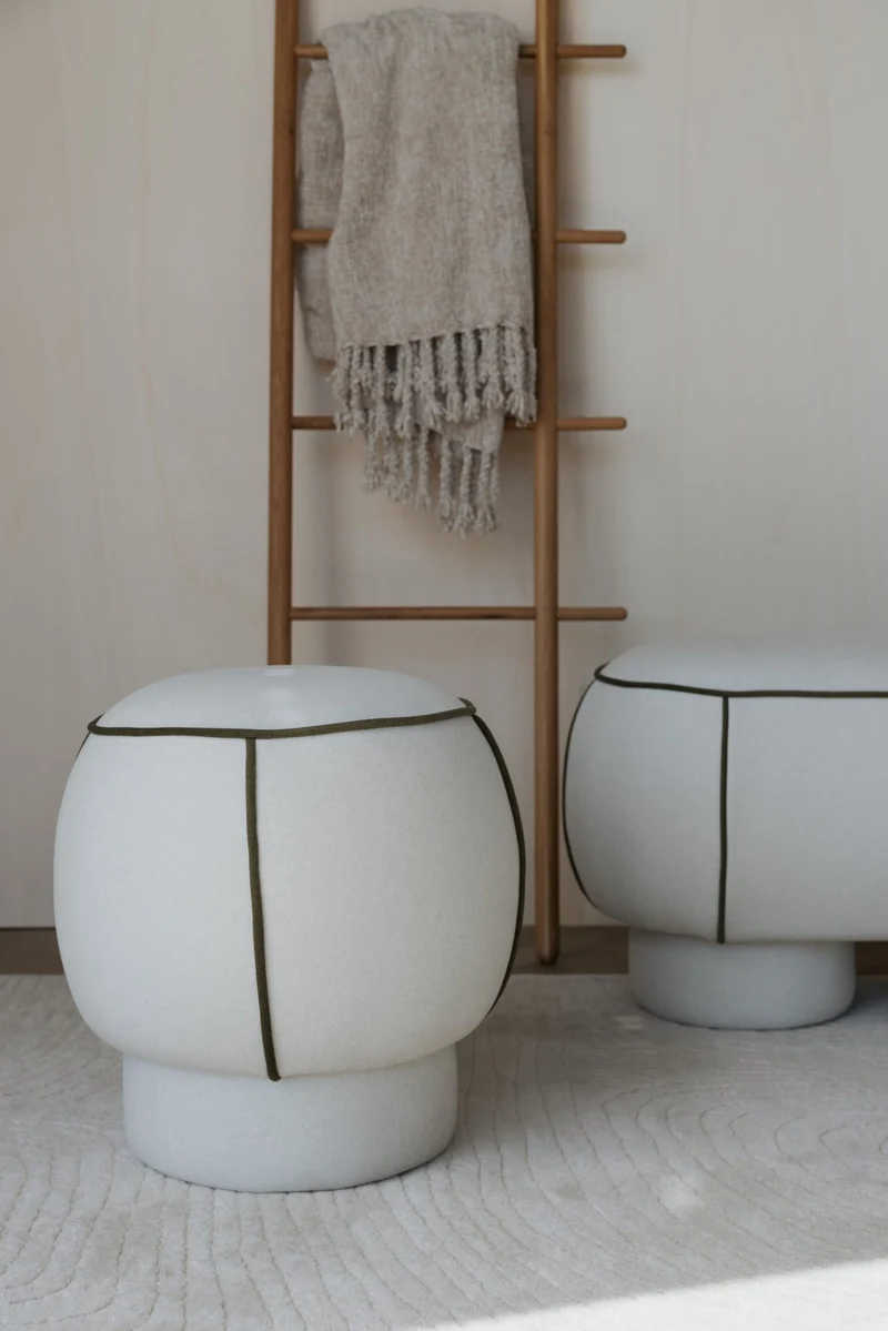 Pouf rétro rond en tissu rouge 45cm Luma - The Cool Republic