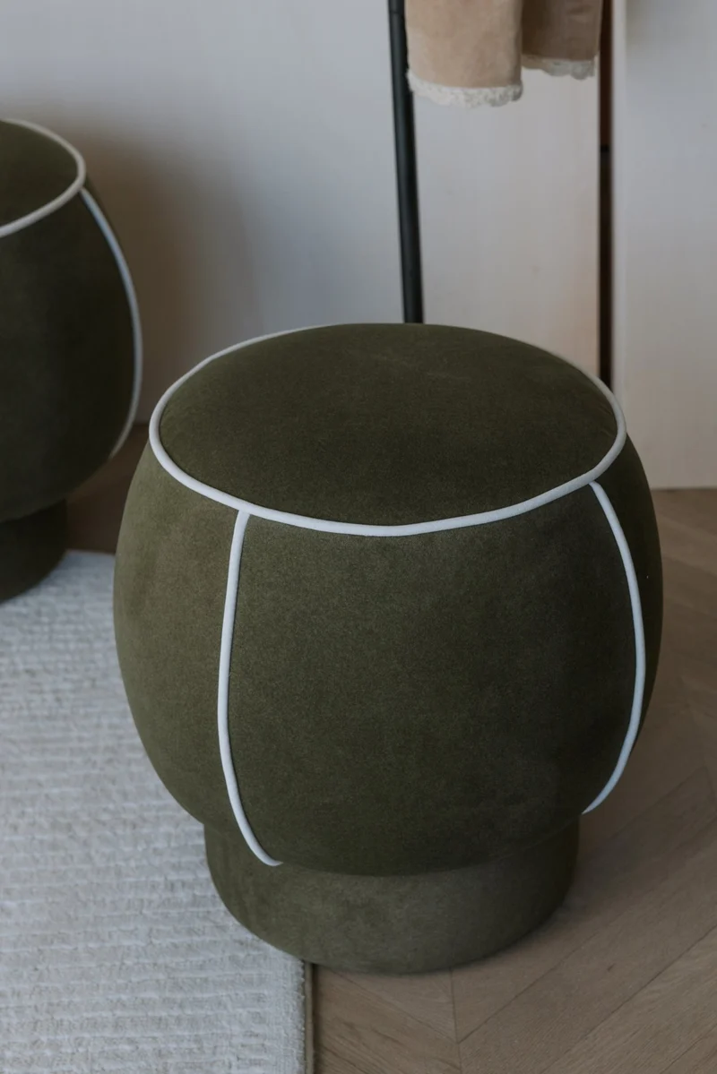 Pouf rétro rond en tissu vert 45cm Luma - The Cool Republic