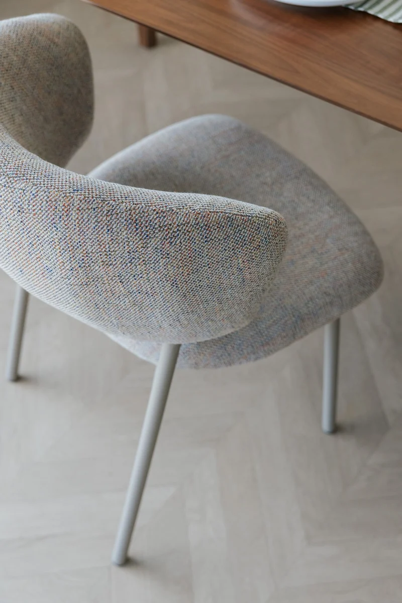 Chaise en tissu et acier beige Nalia - The Cool Republic