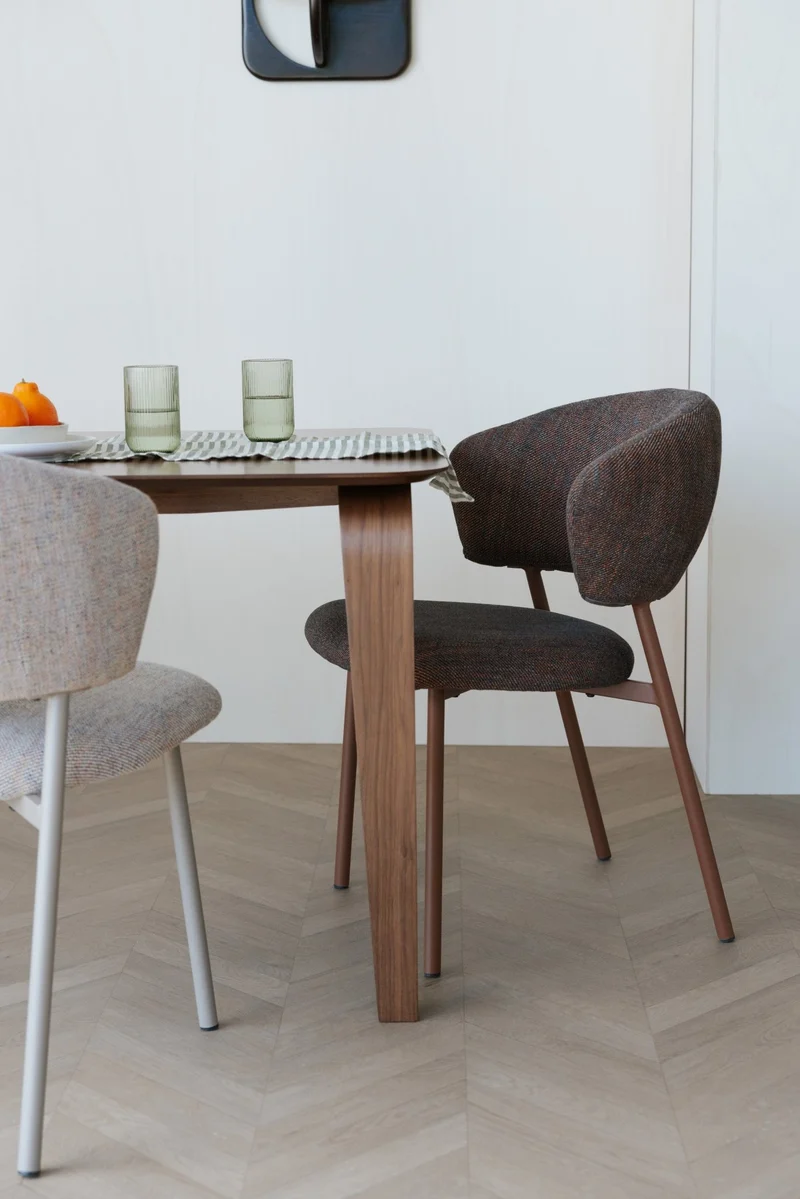 Chaise en tissu et acier marron Nalia - The Cool Republic