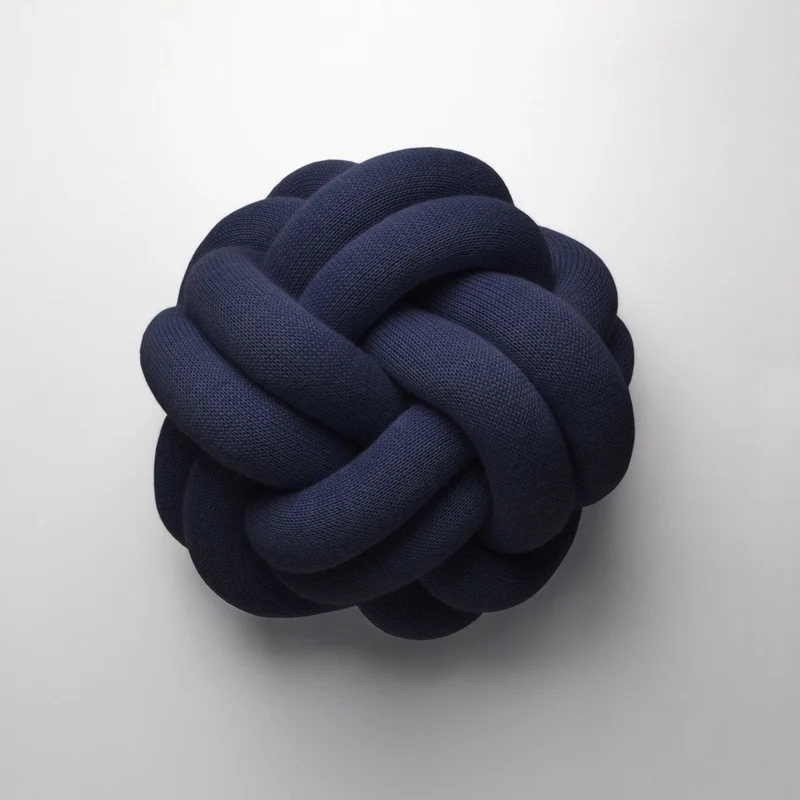 Coussin bleu marine Knot 30cm - Design House Stockholm