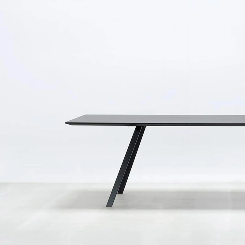 Hussl Tisch | Lino T