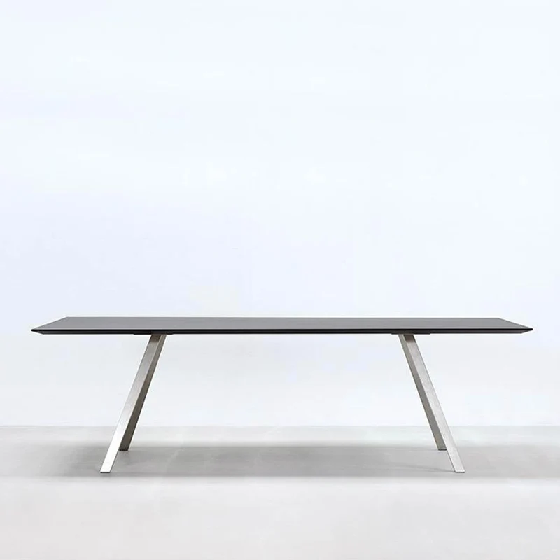 Hussl Tisch | Lino T