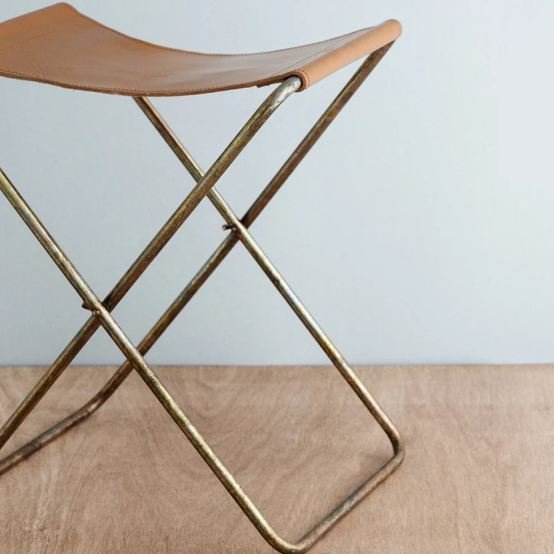 Tabouret pliant en cuir marron Nola - Broste Copenhagen