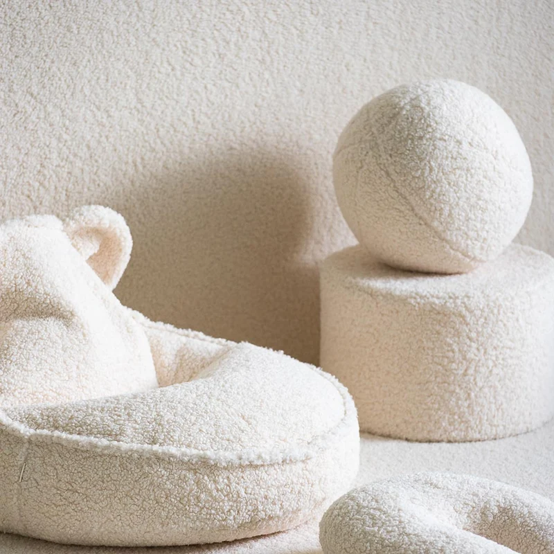 Pouf aus Teddy-Stoff