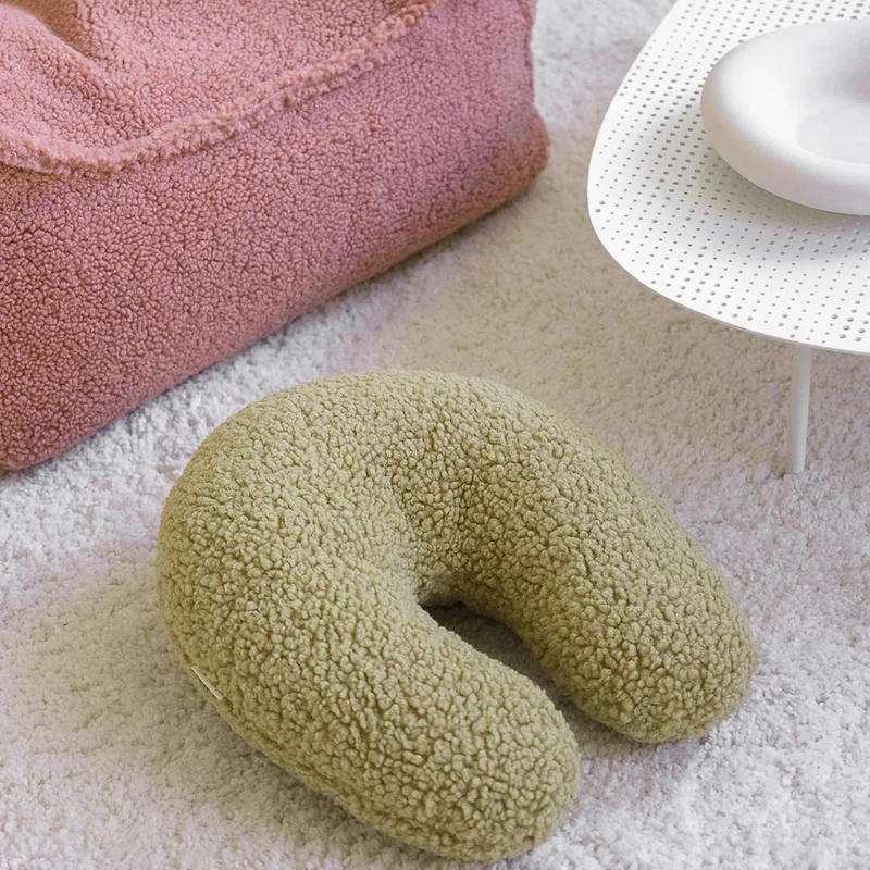 U Kissen aus Teddy-Stoff