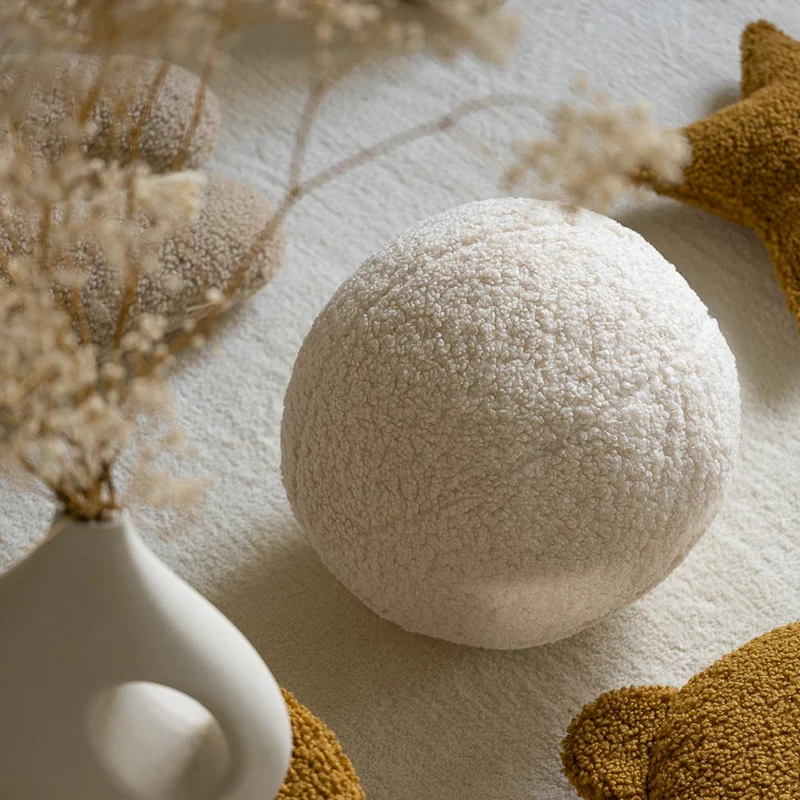 Ball Kissen aus Teddy-Stoff