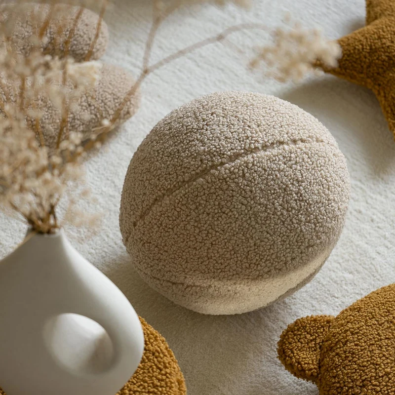 Ball Kissen aus Teddy-Stoff