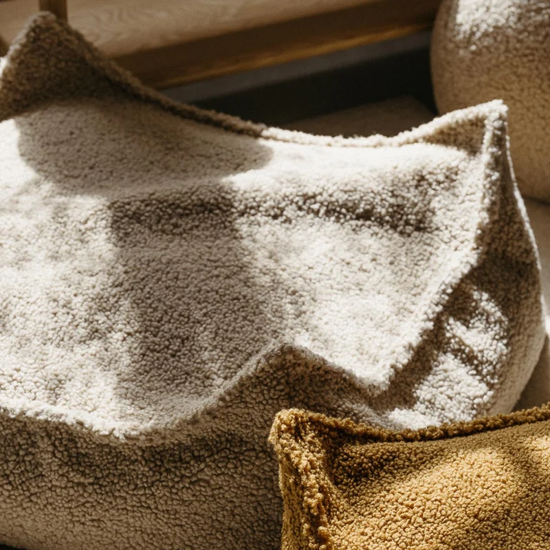 Bodenkissen aus Teddy-Stoff