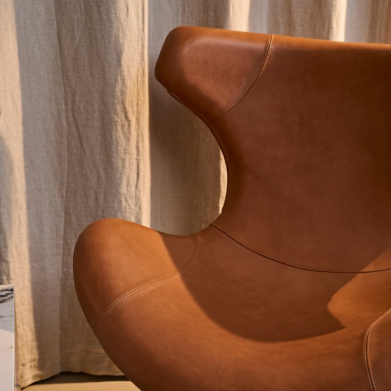 Kato Loungesessel Leder m. schwarzen Drehsockel