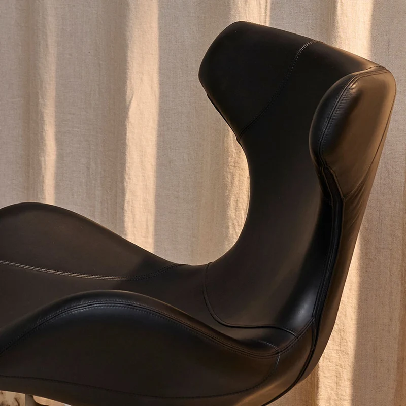Kato Loungesessel Leder m. schwarzen Drehsockel