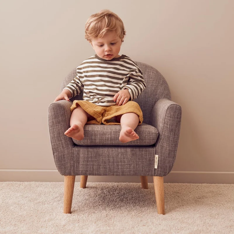Kindersessel mit Holzbeinen