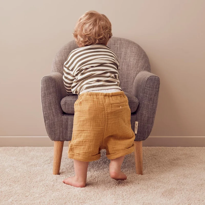 Kindersessel mit Holzbeinen
